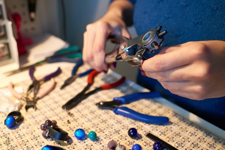 Choosing Materials for Mosaic Jewelry: A Guide to Better Results